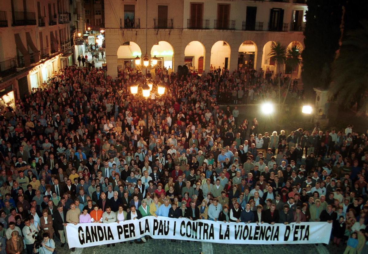 Centenares de personas se concentraron a las puertas del ayuntamiento.
