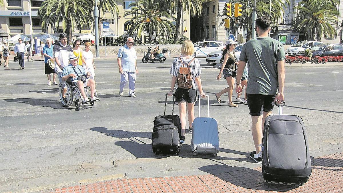 Turistas con sus maletas por el Centro de Málaga.