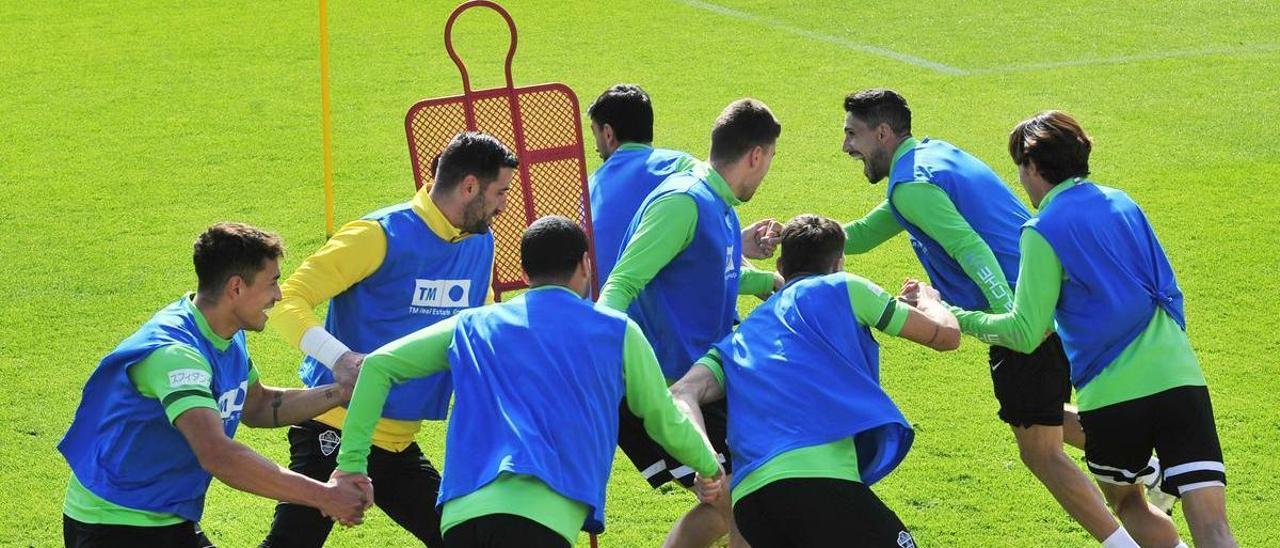 Los jugadores del Elche, durante un entrenamiento