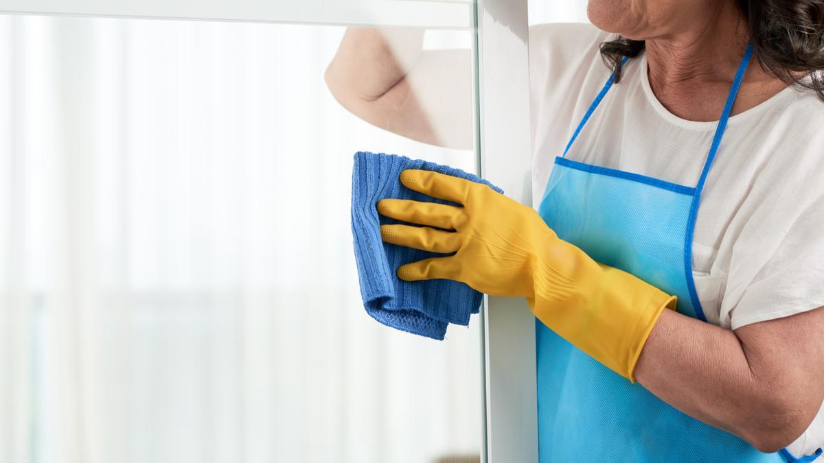 Este truco te ayudará a limpiar sin esfuerzo los marcos de las ventanas.