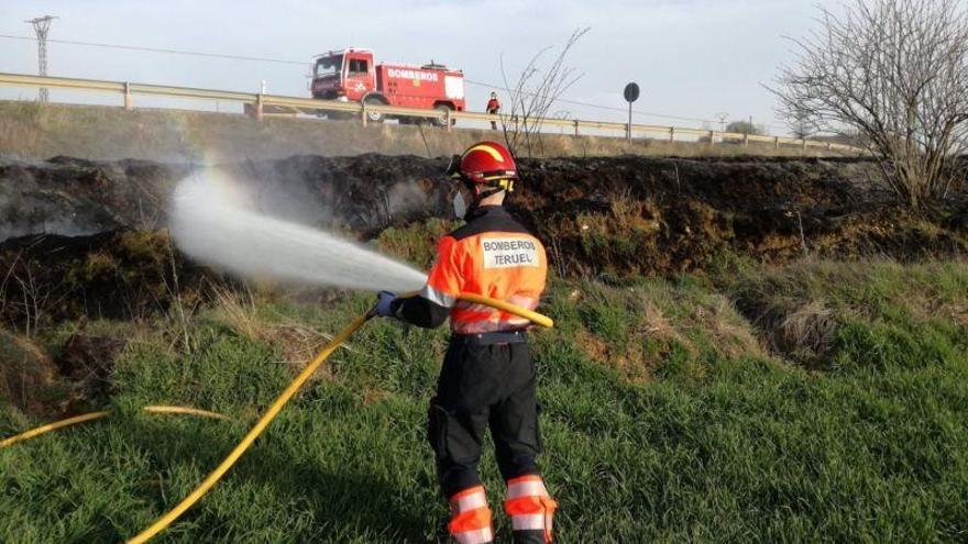 Los bomberos de la DPT extinguen un incendio de 1,9 hectáreas en Albalate del Arzobispo