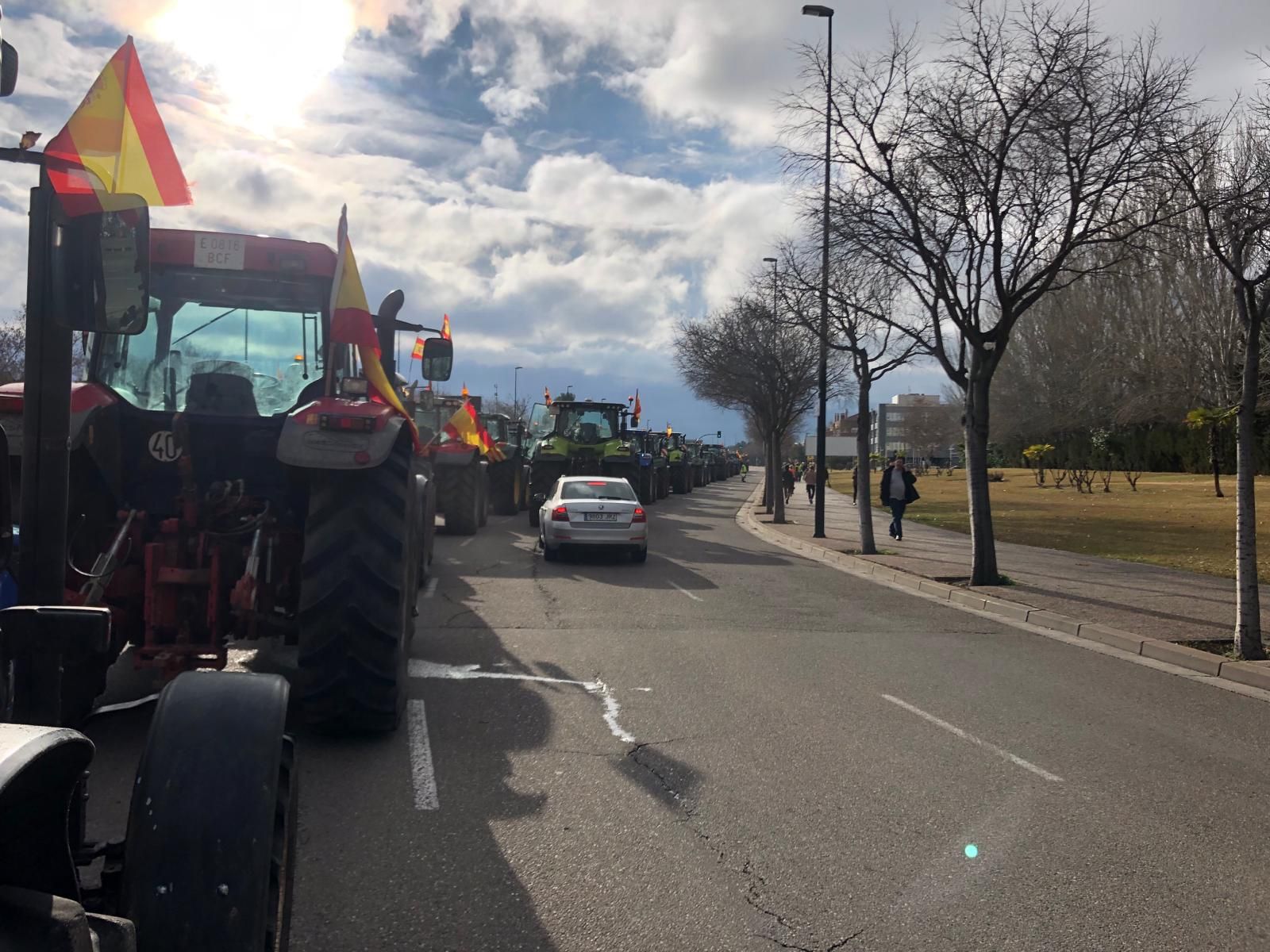 En imágenes | El cuarto día de tractoradas vuelve a colapsar las carreteras de Aragón