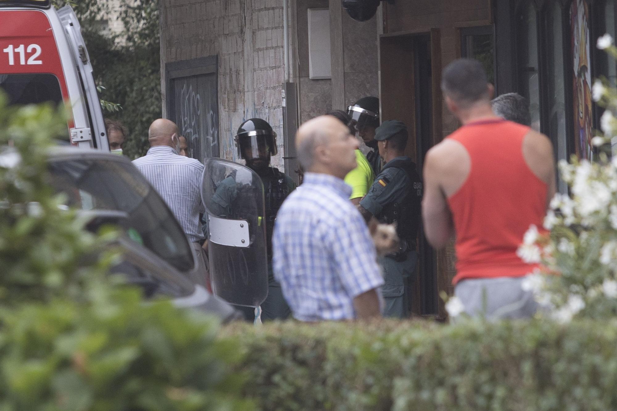 En imágenes: Un joven armado se atrinchera en un piso y provoca gran alarma en el vecindario, en Castrillón