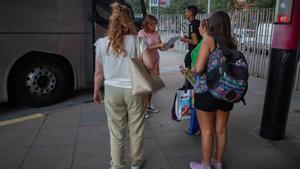 Viajeros del bus en la parada de Fabra i Puig