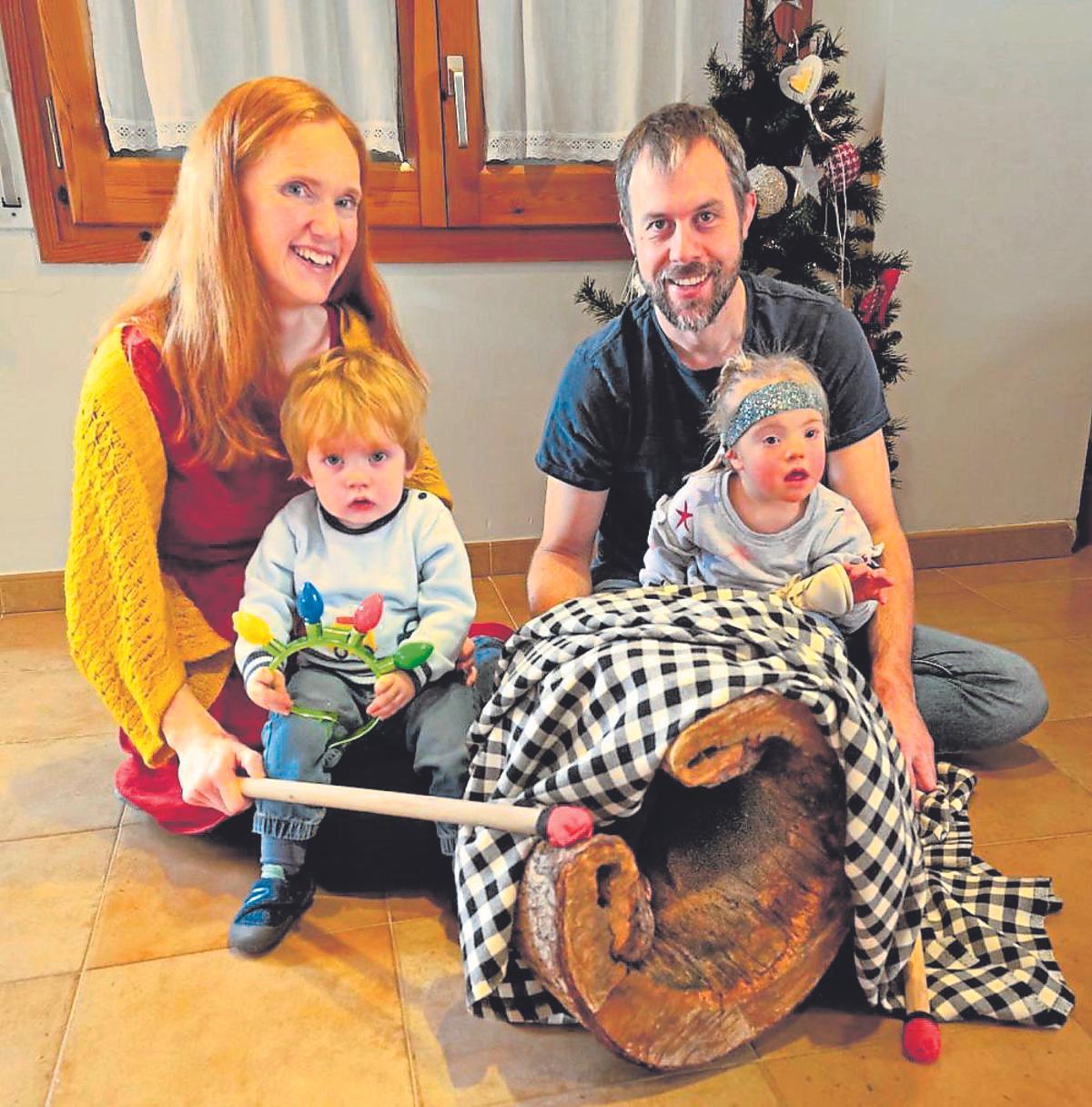 Obradors amb la dona i els seus dos fills, la CeCe i el Roc, a punt de cagar el tió