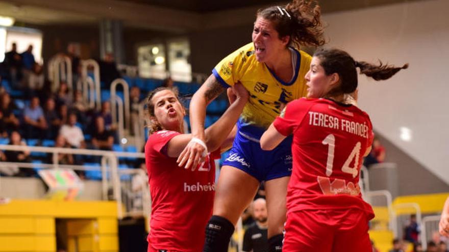 Manuela Pizzo lanza a portería durante el duelo de ayer en Alcobendas.