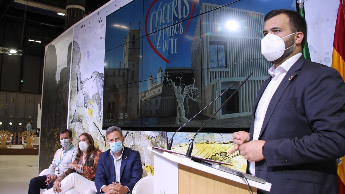 El alcalde, Luis Salaya, el concejal Andrés Licerán, Amparo Fernández, jefa de Turismo del ayuntamiento cacereño, y David Díaz, de Mister Plan ayer,.