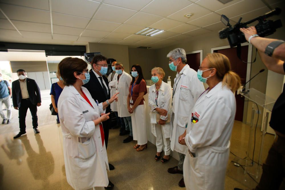 Ximo Puig y Ana Barceló visitan el COVID-ROBOT en el hospital La Fe