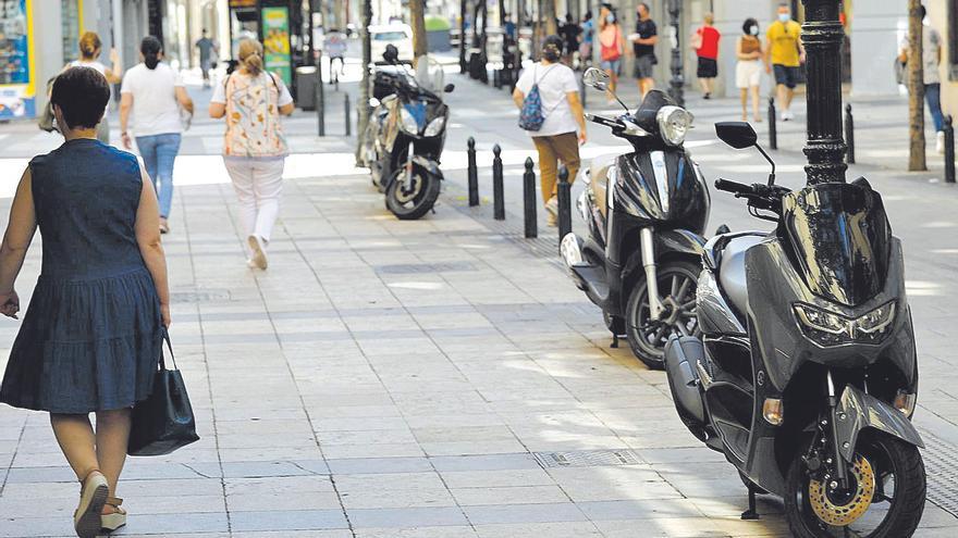 La Policía de Zaragoza pone cada día 20 multas por aparcar en las aceras