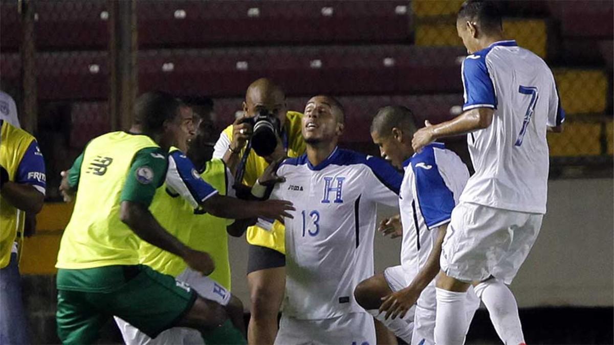 Los jugadores de Honduras celebran el gol de la victoria