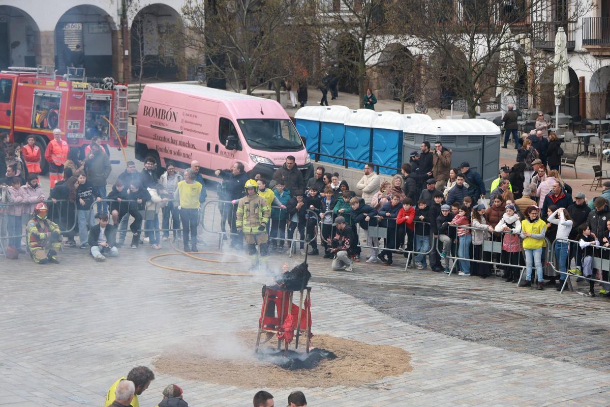 Galería | Así fue la fiesta de Las Lavanderas y la quema del Pelele de Cáceres Galería | Así fue la fiesta de Las Lavanderas y la quema del Pelele de Cáceres