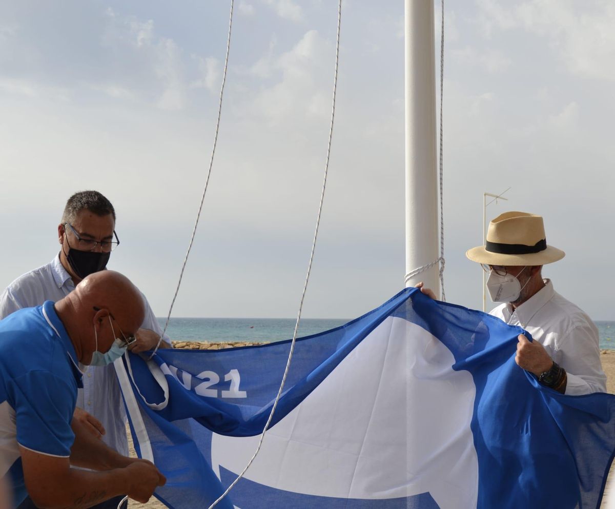 Izado de una de las banderas por parte del alcalde y el primer teniente de Alcadía