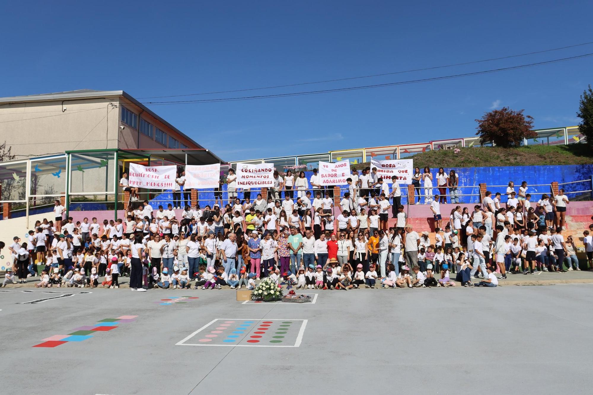 El homenaje a Rosa Isorna Portugués, que se jubila a los 72 años después de 46 ejerciendo como cocinera y «segunda madre» en el CPI Progreso de Catoira.