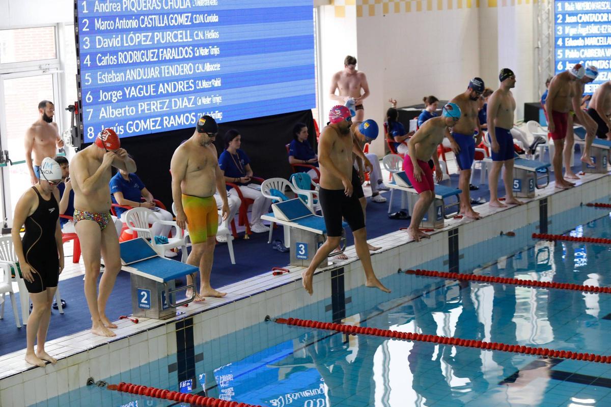 Participantes en una prueba de natación en Oviedo.