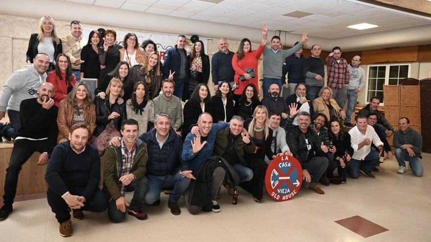 Foto de familia de asistentes al reencuentro del viernes en la Casa Cultural de Marcón