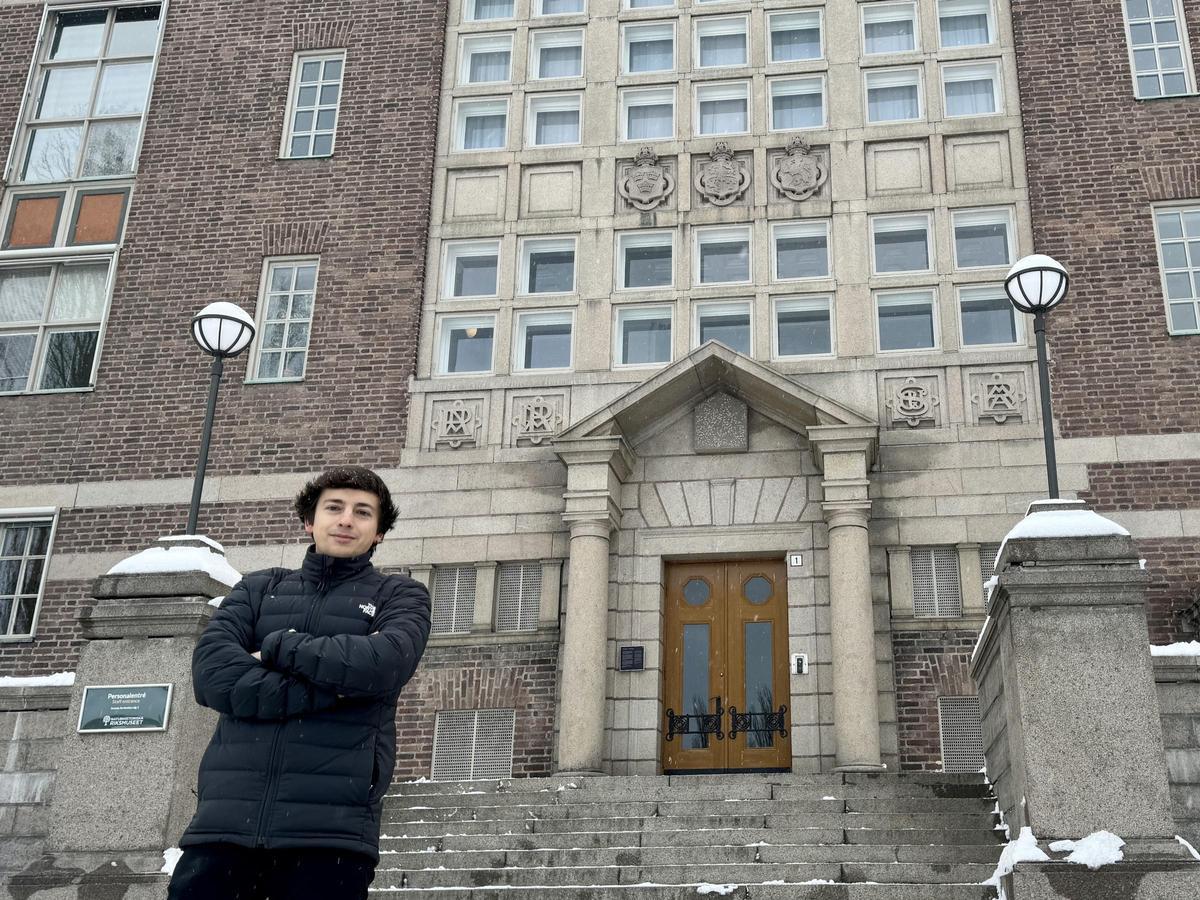 Artai Santos, ante la sede del Museo Sueco de Historia Natural, en Estocolmo.