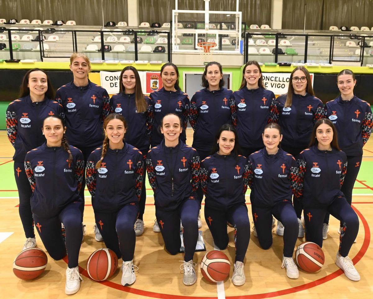 Las 14 entrenadoras del Celta Femxa Zorka, en Navia.