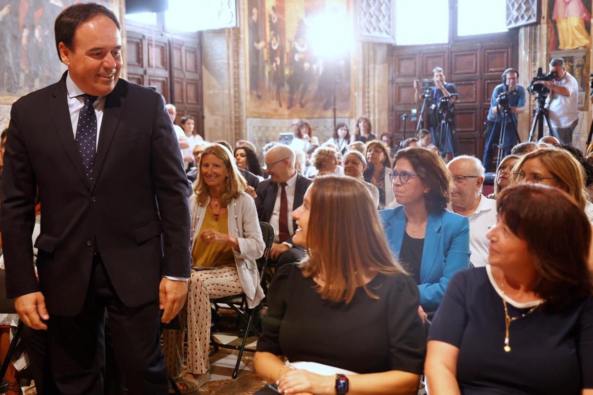 El president de la Generalitat, Juanfran Pérez Llorca, en la toma de posesión de la presidenta de la AVL