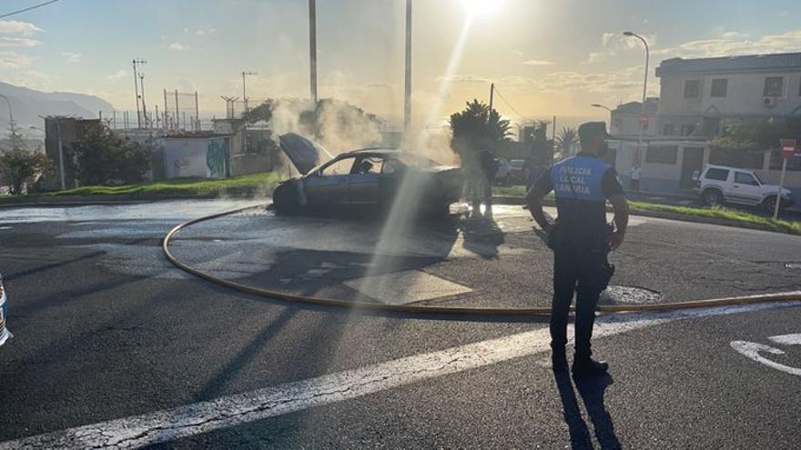 Incendio de un coche en Camino del Hierro