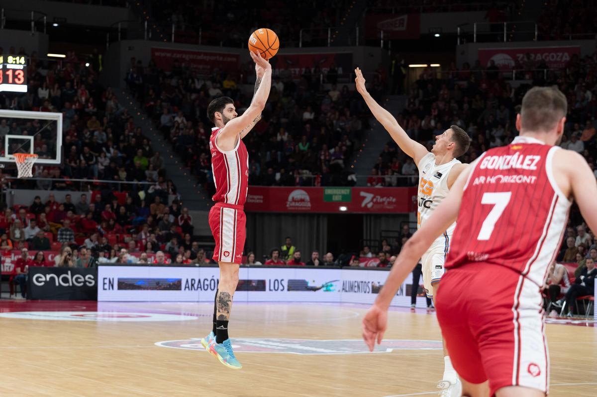 Santi Yusta y Miguel González, en un partido del Casademont Zaragoza en el Príncipe Felipe.