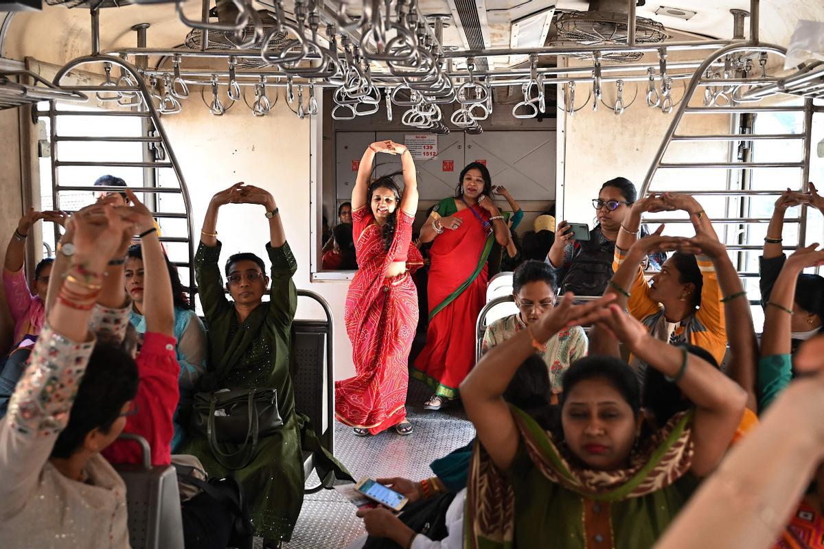 Yoga en el tren en India para celebrar el 8-M