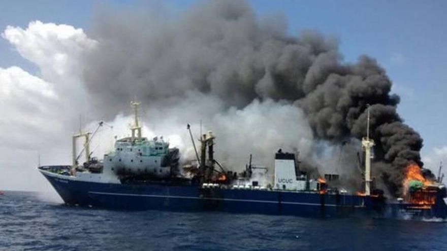 Los escapes de fuel del barco ruso hundido siguen pese a los sellados