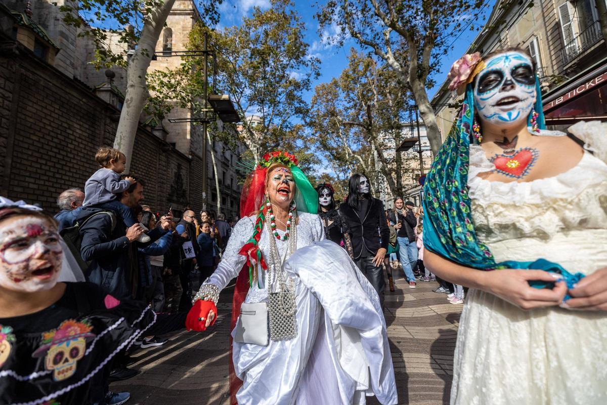 Espectacular desfile de Catrinas por La Rambla