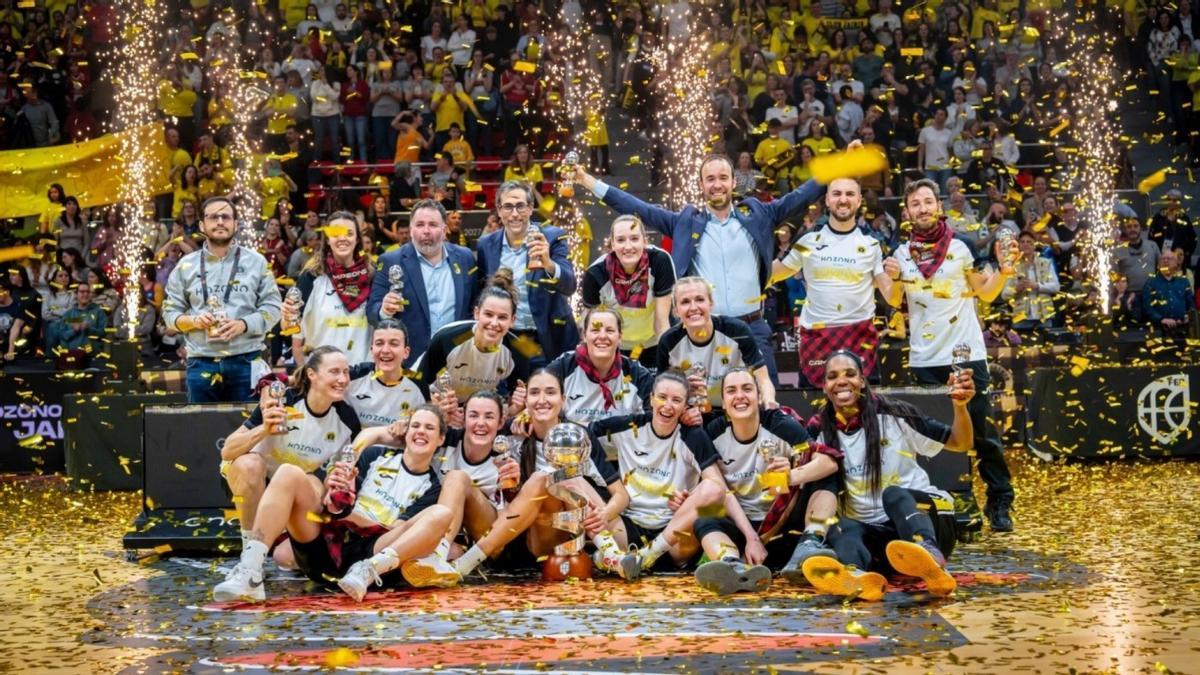 El Hozono Global Jairis levantando la Copa de la Reina en 2025.