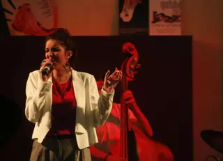 Ana de Lois canta sus nuevos temas