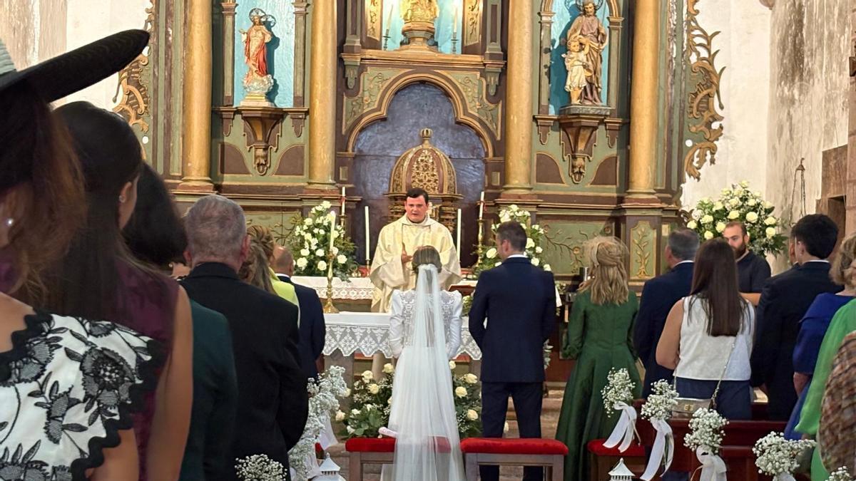 La despedida 'sorpresa' del cura Juan José Blanco del Suroccidente: oficia una boda en Tuña antes de tomar el vuelo a Roma