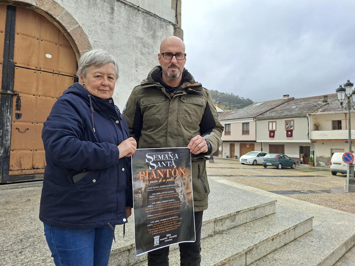 Prieto y Villanueva con la plaza a su espalda.