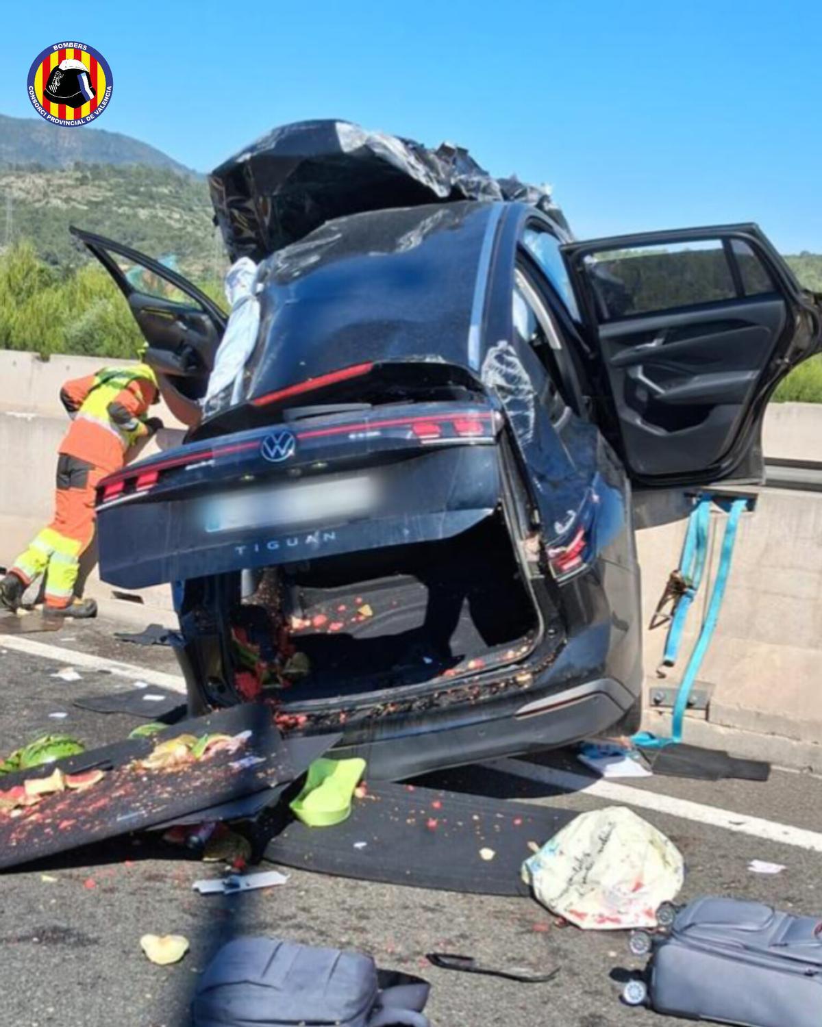 Estado en el que ha quedado el coche accidentado en la A35 tras darle la vuelta los bomberos.