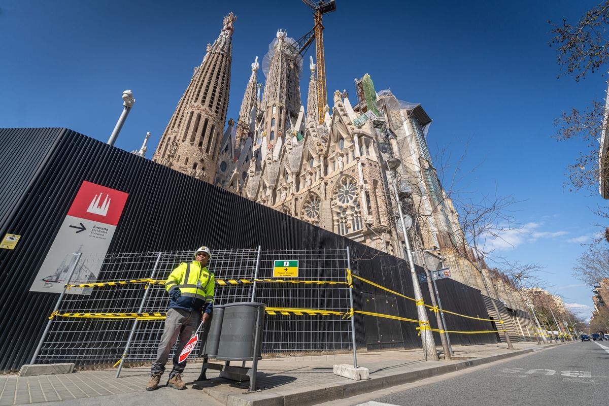 Acera cortada frente a la fachada de la Gloria de la Sagrada Familia para colocar el primer andamio