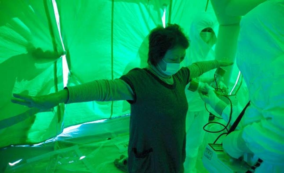 Una dona rep un examen per mesurar una possible exposició a la radiació en un centre de salut pública a la ciutat d’Hitachi, Japó.