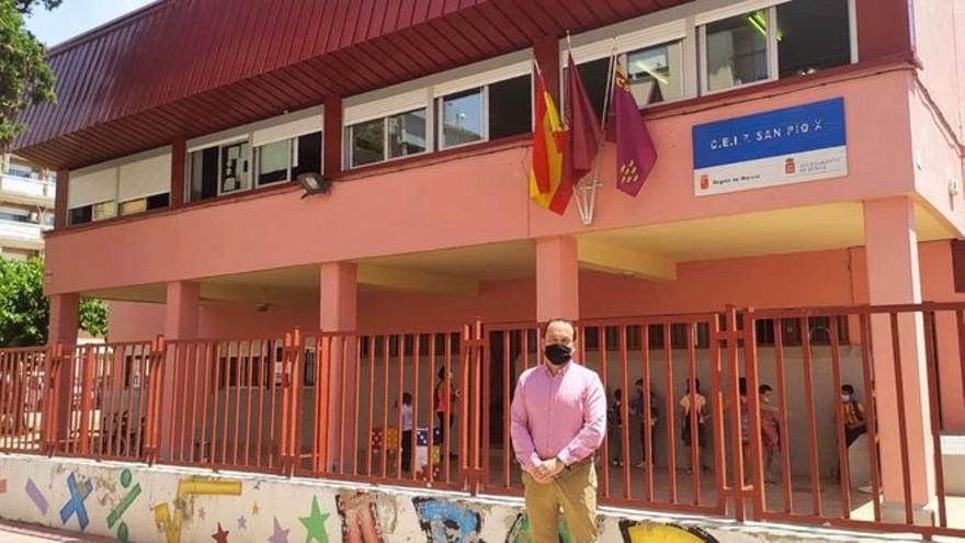 El concejal de Vox en Murcia, José Palma, durante una visita este miércoles al colegio San Pio X.