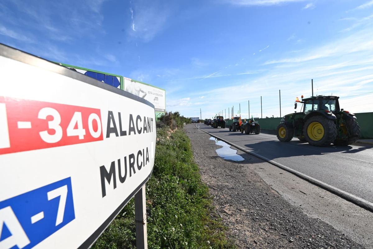 Así ha sido la salida de la tractorada desde Elche