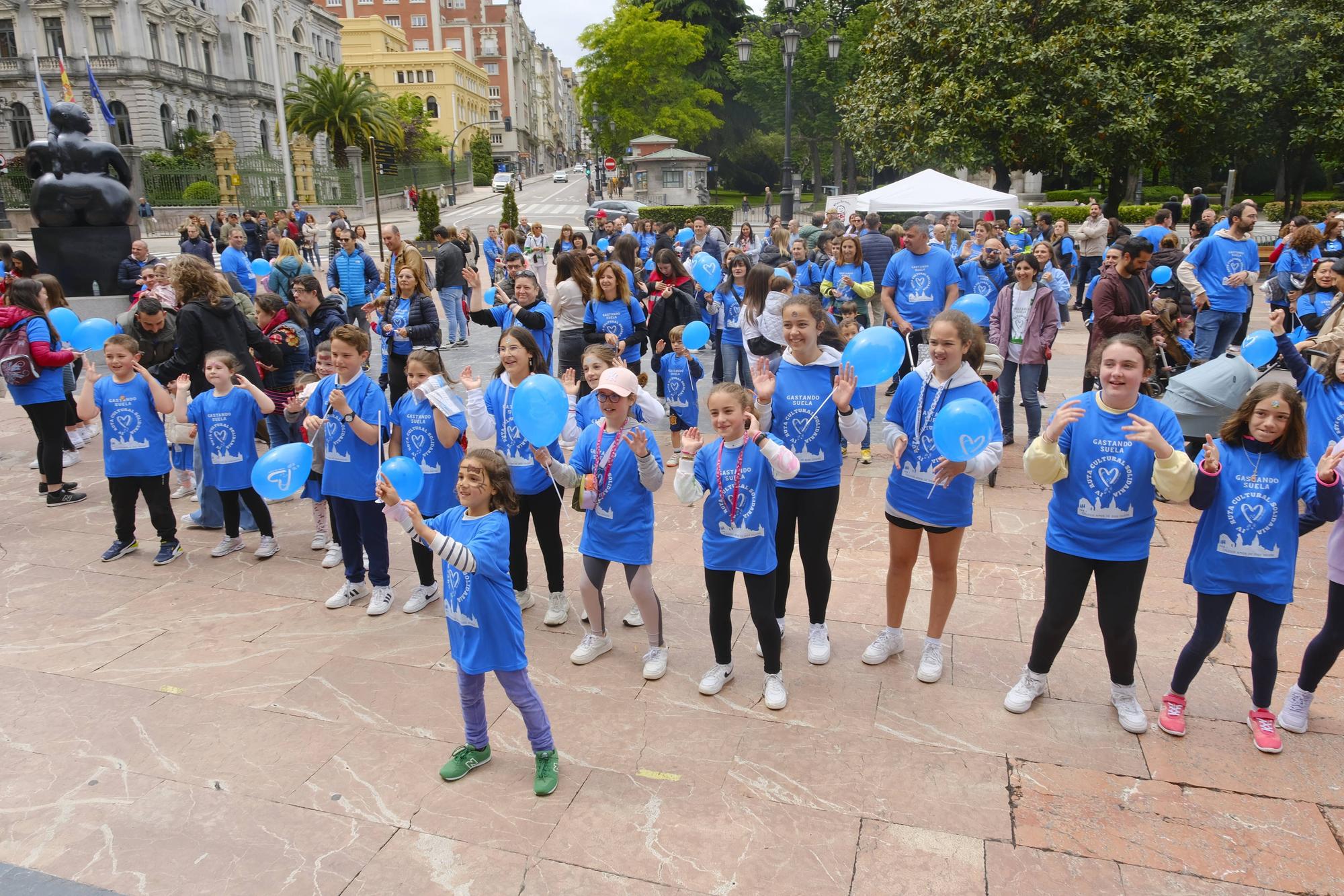 El colegio Amor de Dios congrega a una marea azul solidaria en La Escandalera