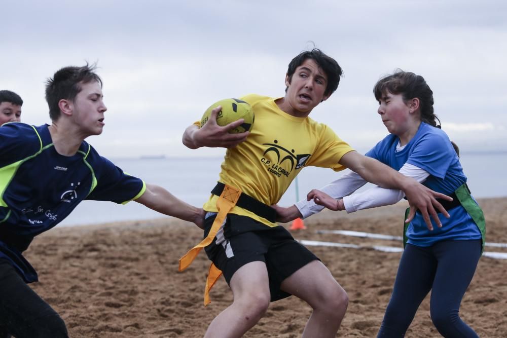 Actividad de rugby inclusivo en la playa de Luanco