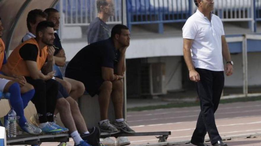 Tevenet da órdenes a sus jugadores en el encuentro disputado ayer.