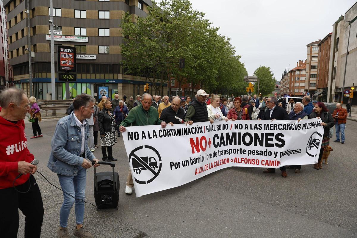 La protesta vecinal de La Calzada por los camiones en el barrio, en imágenes La protesta vecinal de La Calzada por los camiones en el barrio, en imágenes