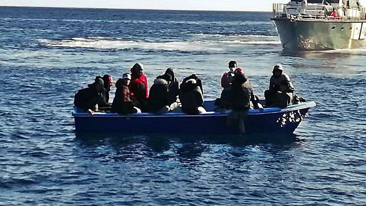 Embarcación con migrantes a bordo en Benidorm, antes del rescate de Salvamento Marítimo. | INFORMACIÓN