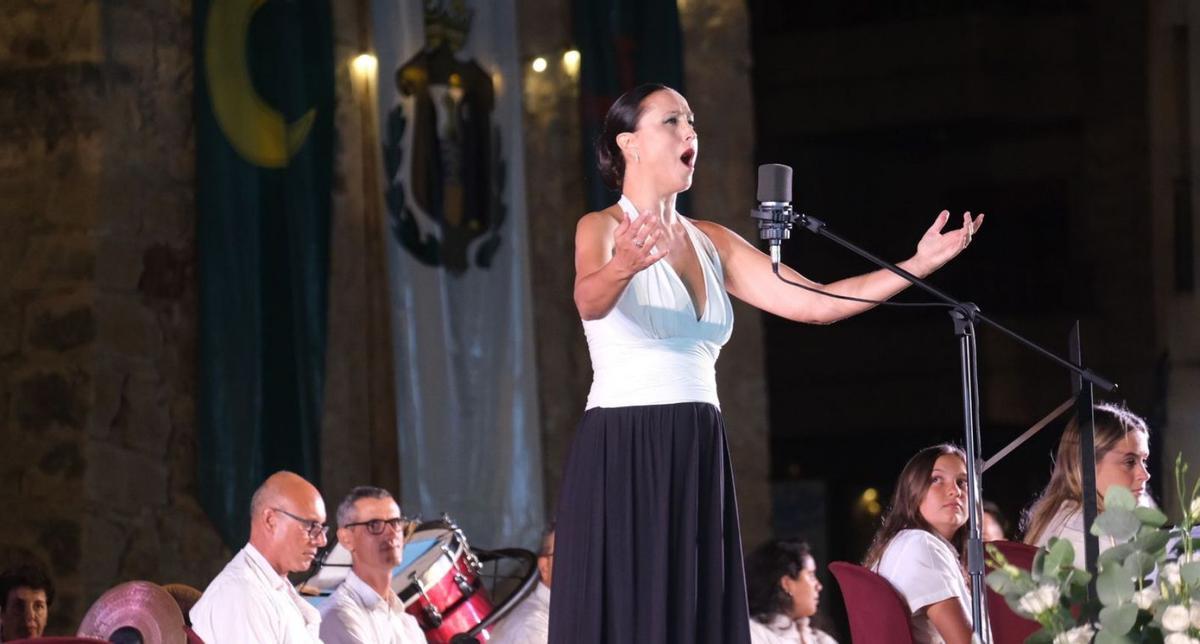 La soprano Yolanda Marin  durante un momento de la celebración . | ÁXEL ÁLVAREZ