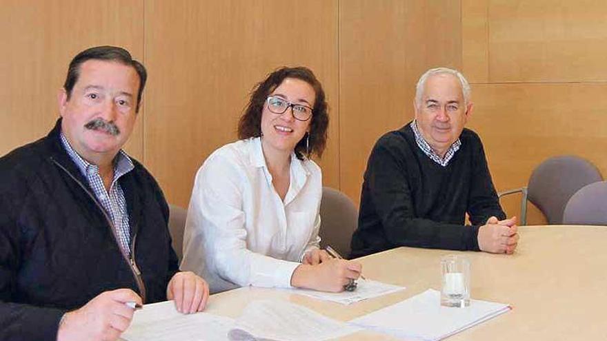 Joana Maria Adrover y Bernardí Seguí firmaron el convenio.