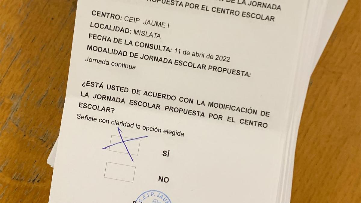 Una de las papeletas de la votación en el CEIP Jaume I de Mislata, donde sí se implantó la jornada continua.