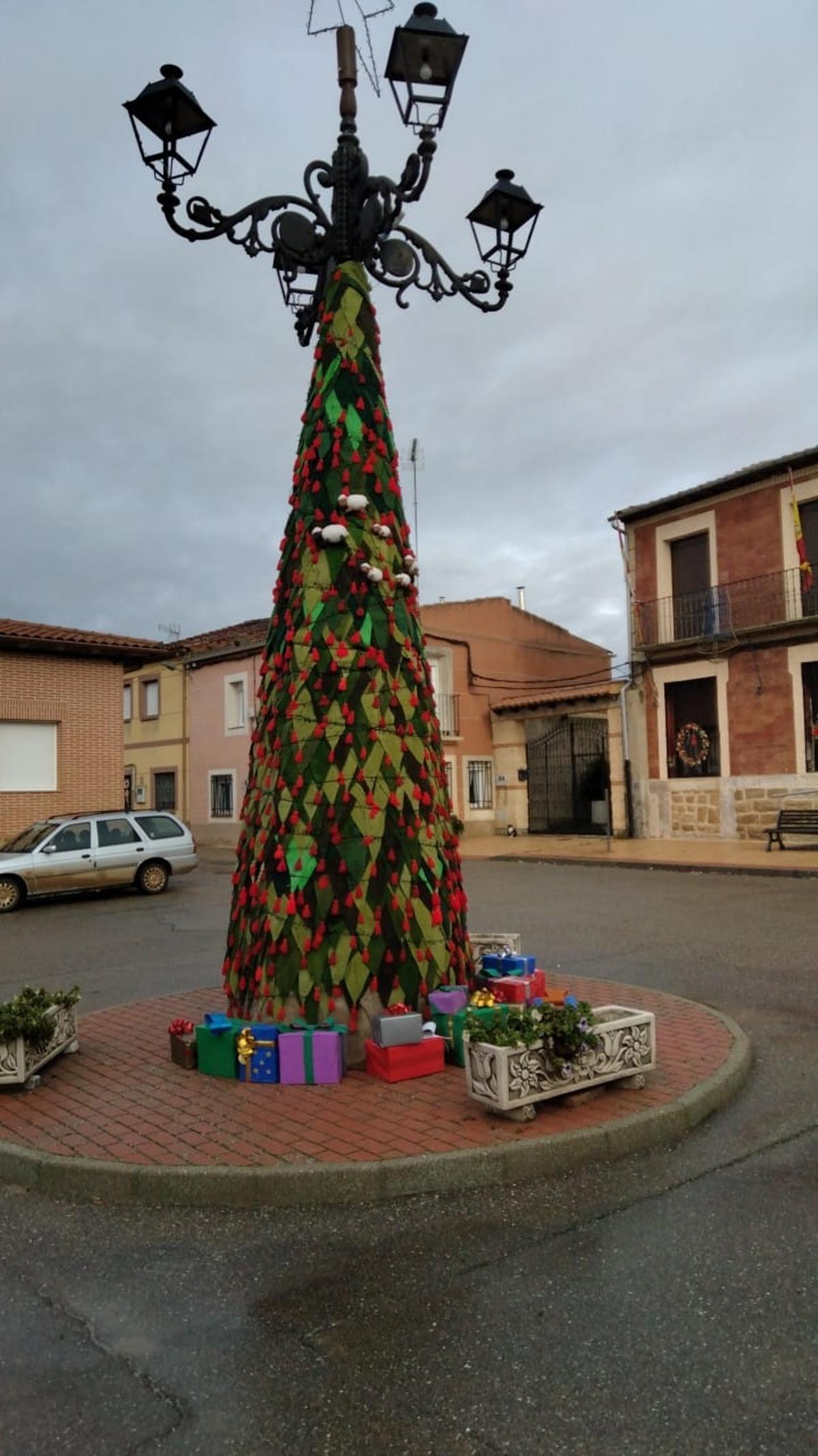 El impresionante árbol de Navidad de ganchillo en Villamayor.