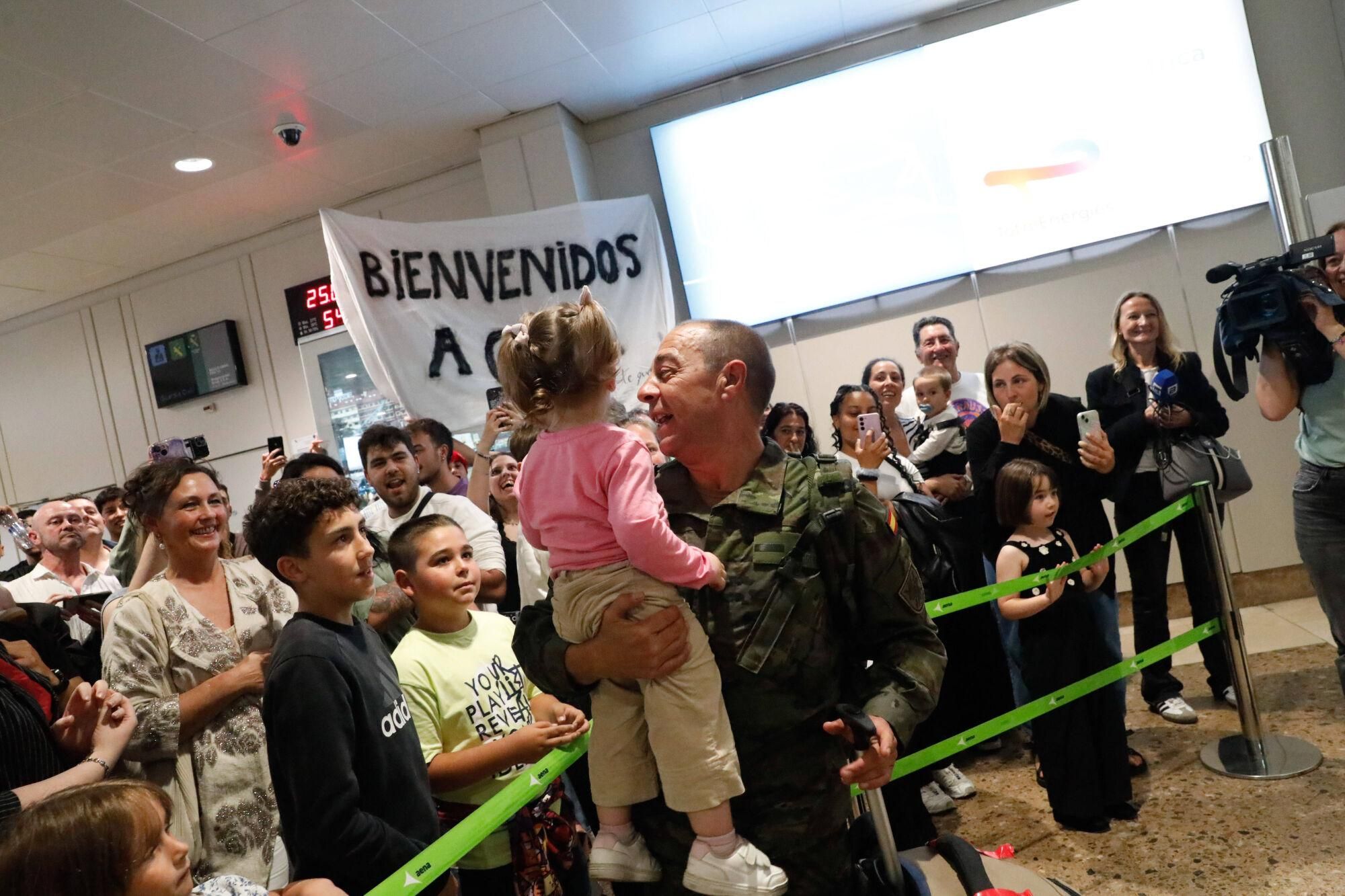 EN IMÁGENES: El regreso a Asturias en el aeropuerto del batallón "Toledo" tras meses en Eslovaquia