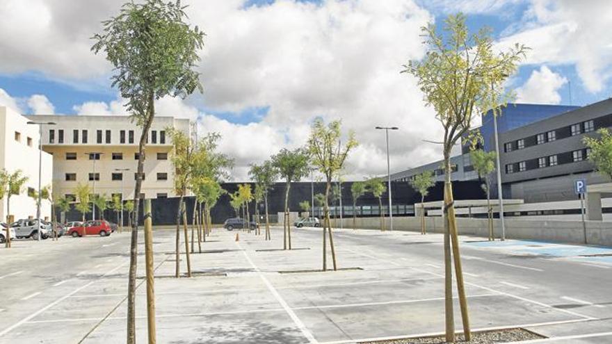 La zona de aparcamiento restringida a trabajadores, ayer por la mañana, prácticamente vacía.