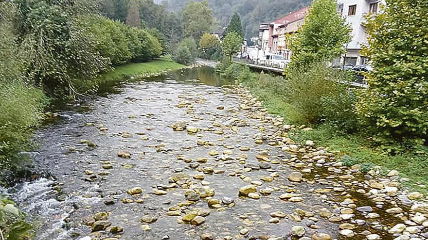 El río Pigüeña, visto desde el puente que lo cruza en mitad de Belmonte camino de la ruta.