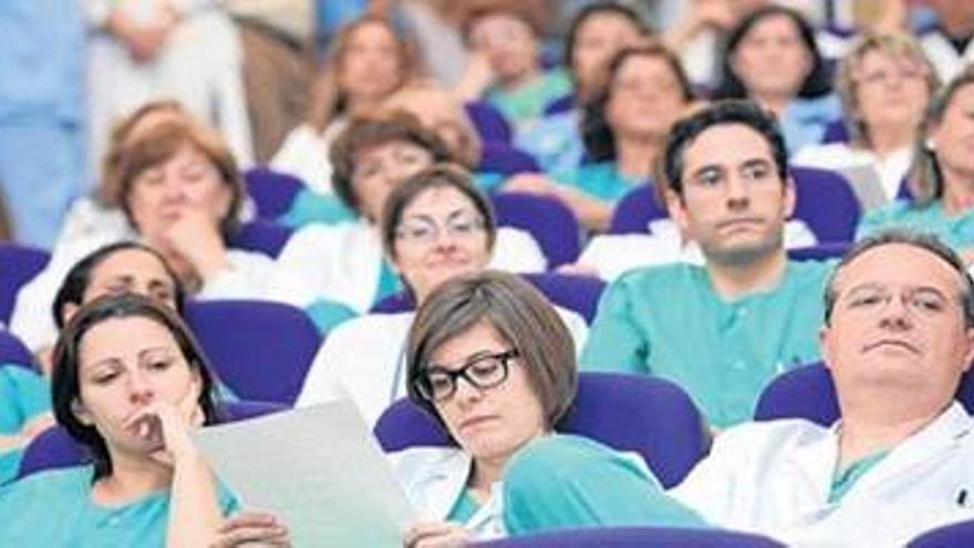 Jefes médicos del Reina Sofía no prevén dimitir contra los recortes