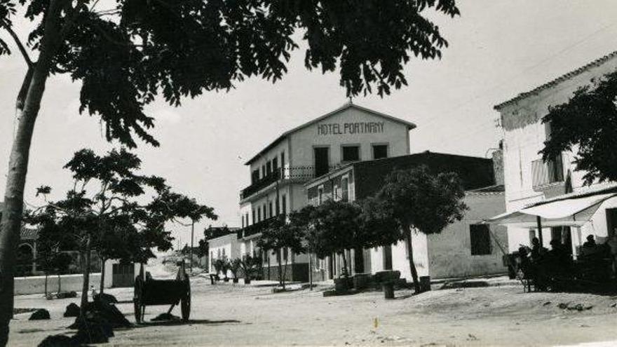 Imagen del Hotel Portmany en un casi irreconocible Sant Antoni, a comienzos de los años 30.